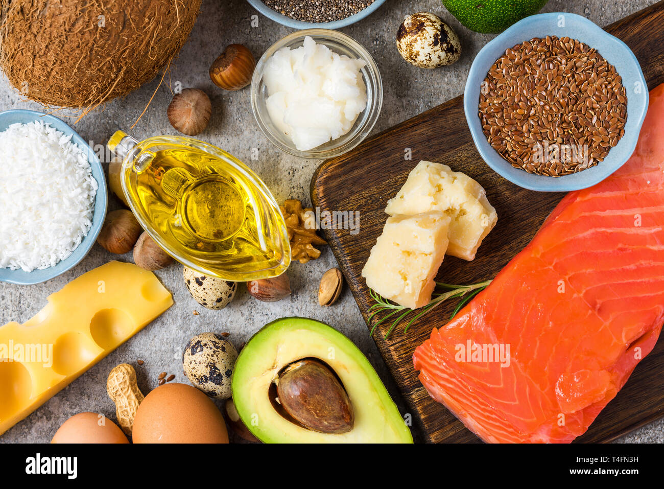 Selección de grasas buenas y fuentes de omega 3. Concepto de alimentación saludable. Dieta cetogï¿½ica vista superior. Foto de stock