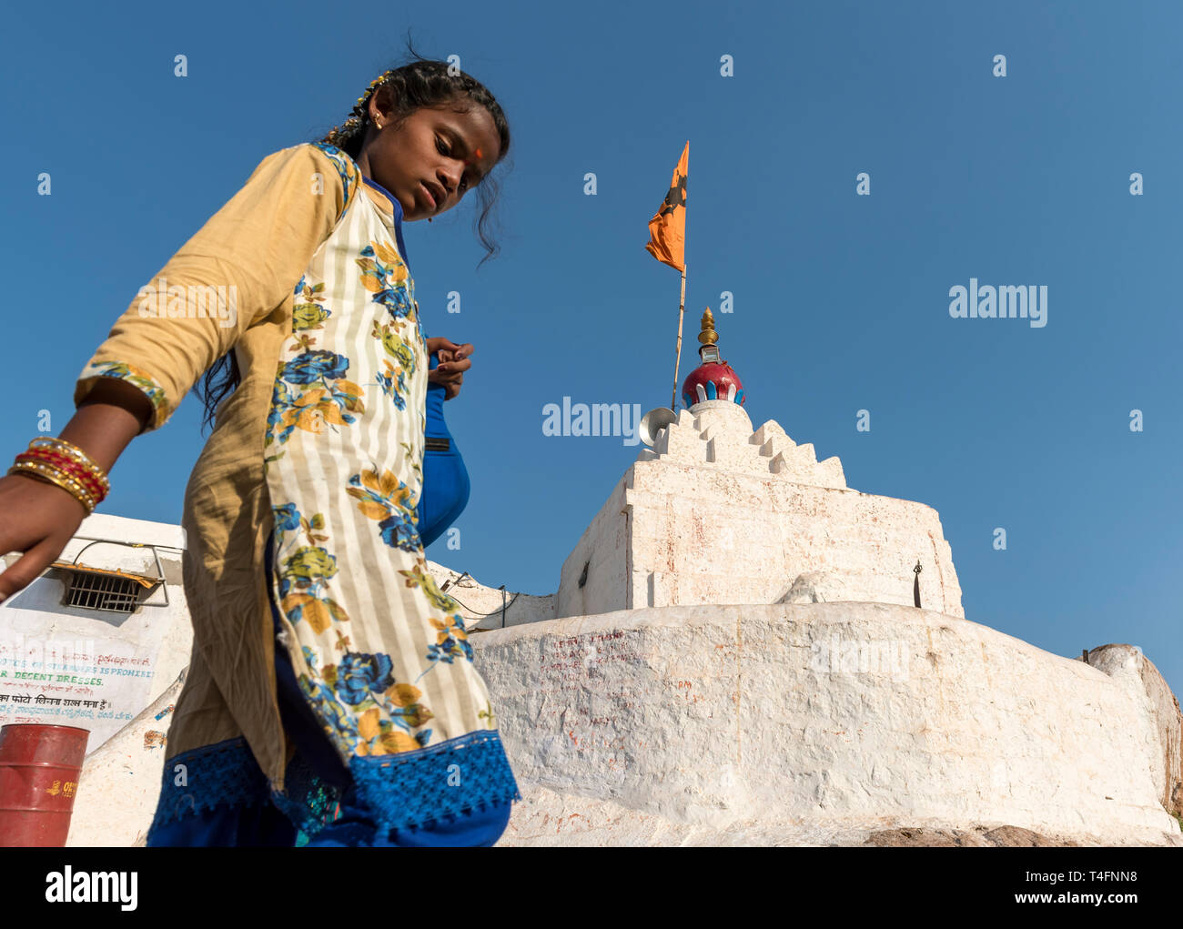 Young Girl visita Anjana Mata Temple, Anjanadri Betta, Hampi, India Foto de stock