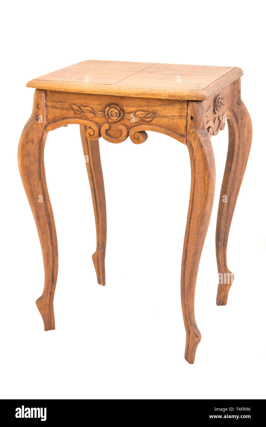 Pequeña mesa de madera antigua aislado sobre fondo blanco Fotografía de  stock - Alamy