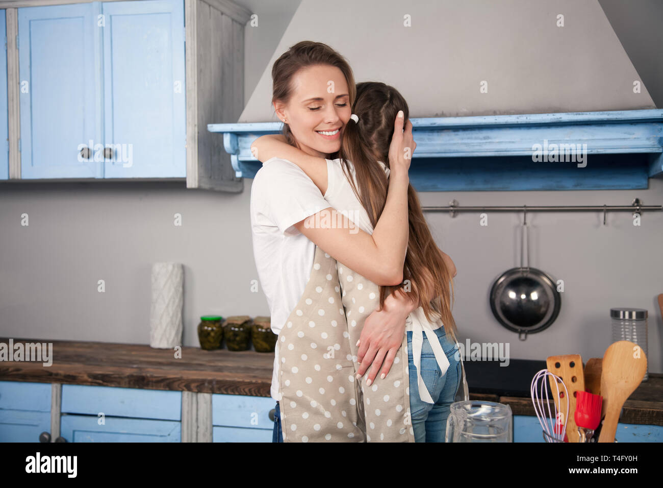 Feliz Familia Amante De La Cocina Están Abrazando Mientras Prepara Panadería Juntos Madre E 