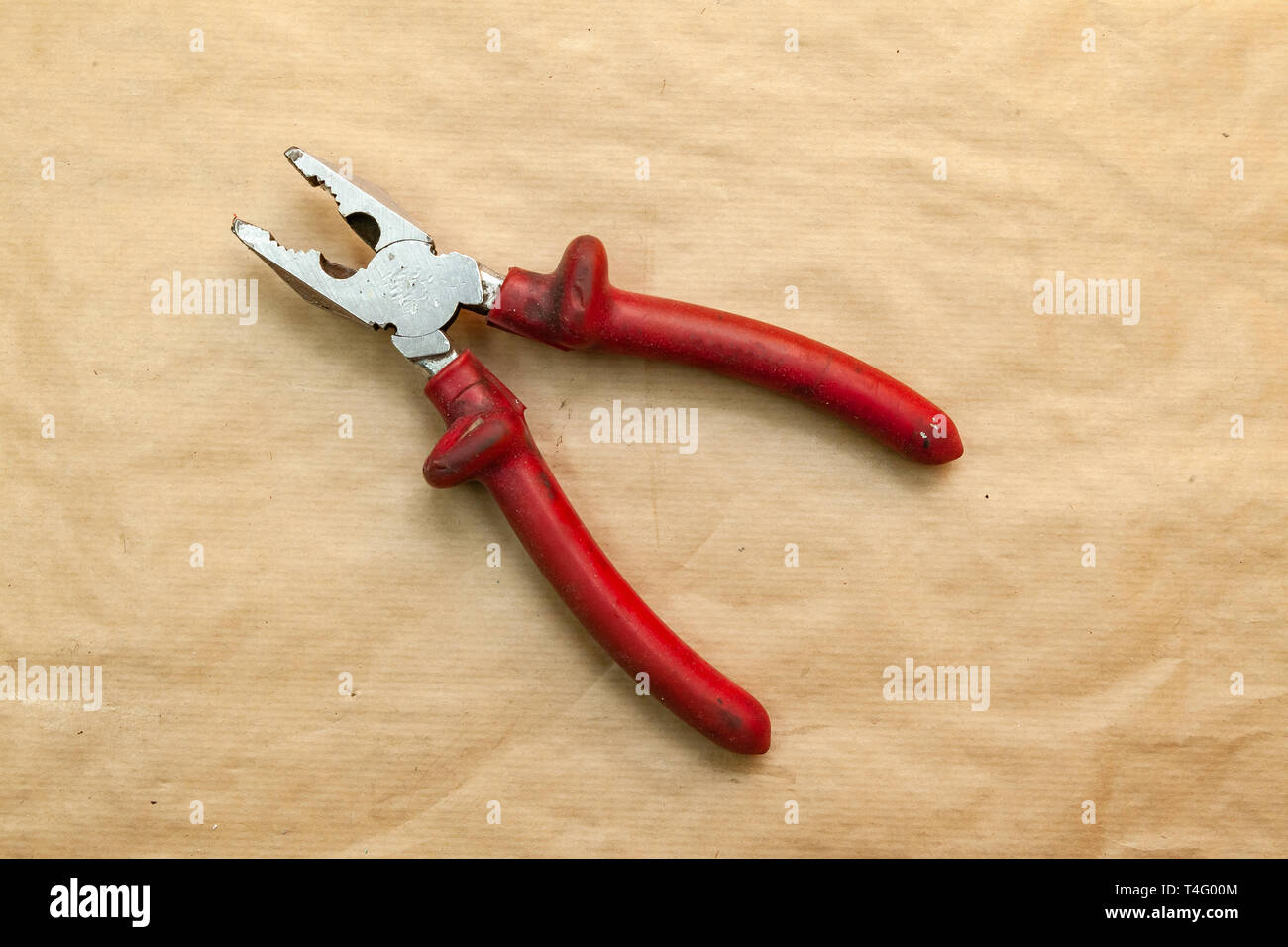 Abrir las pinzas con empuñaduras de goma roja utilizados durante el trabajo  para sujetar piezas de artesanía en el taller de la herramienta. Elementos  para la producción y la industria en un