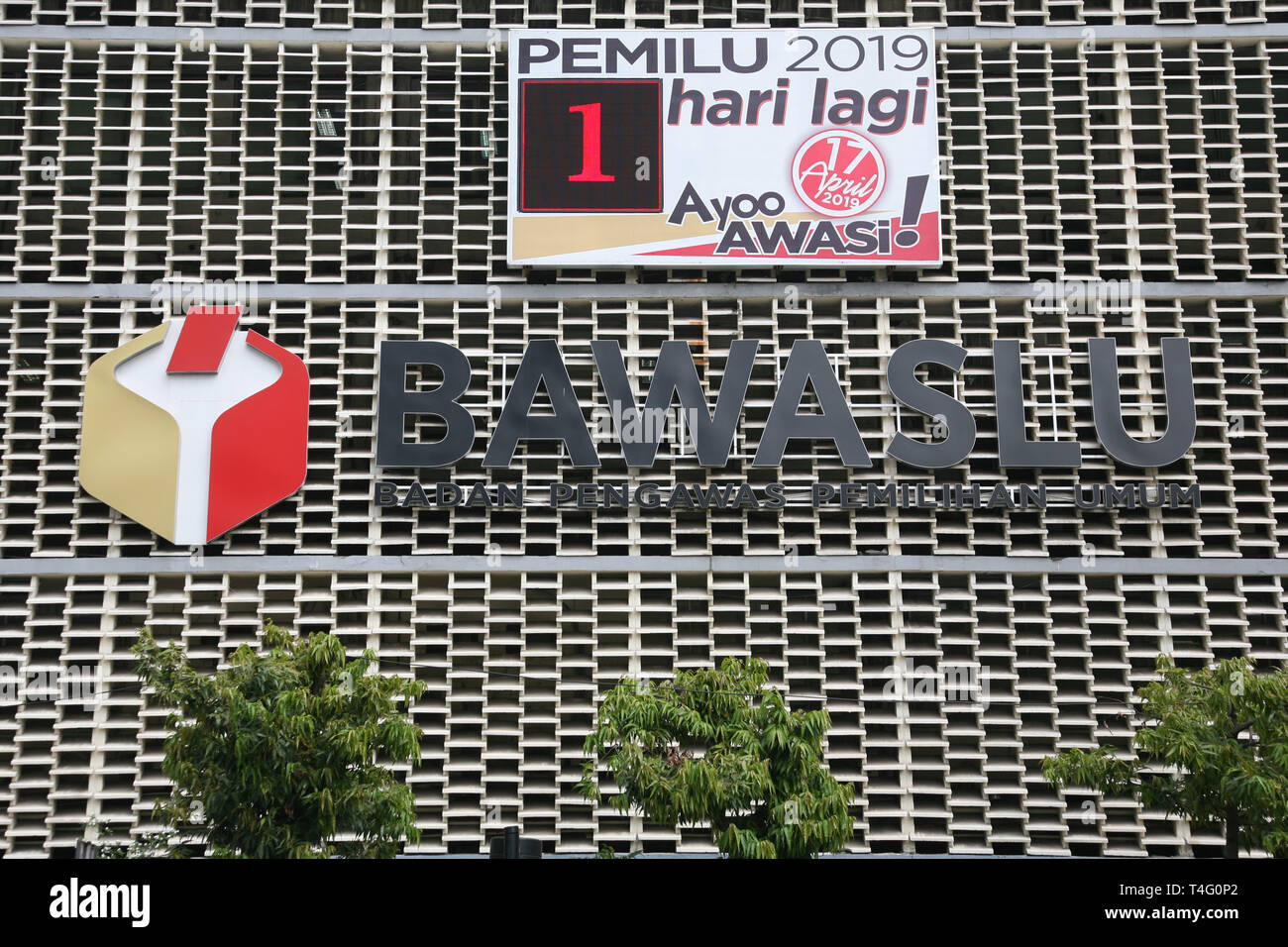 Central de Yakarta, Indonesia. 16 abr, 2019. Las 2019 Elecciones tablero electrónico en las elecciones del organismo de supervisión (Bawaslu), Oficina Central de Yakarta, el martes (04/16/2019). Crédito: Kuncoro Widyo Rumpoko/Pacific Press/Alamy Live News Foto de stock