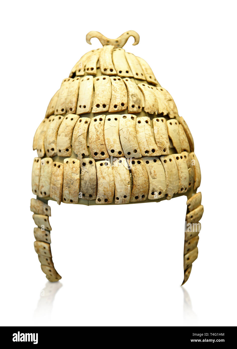Colmillo de jabalí es el casco con protectores de la mejilla y Doble gancho  de hueso en la parte superior. Tumba 515 Micenas, Grecia. 14th-15th siglo  A.C. Museo Arqueológico Nacional, ael Fotografía