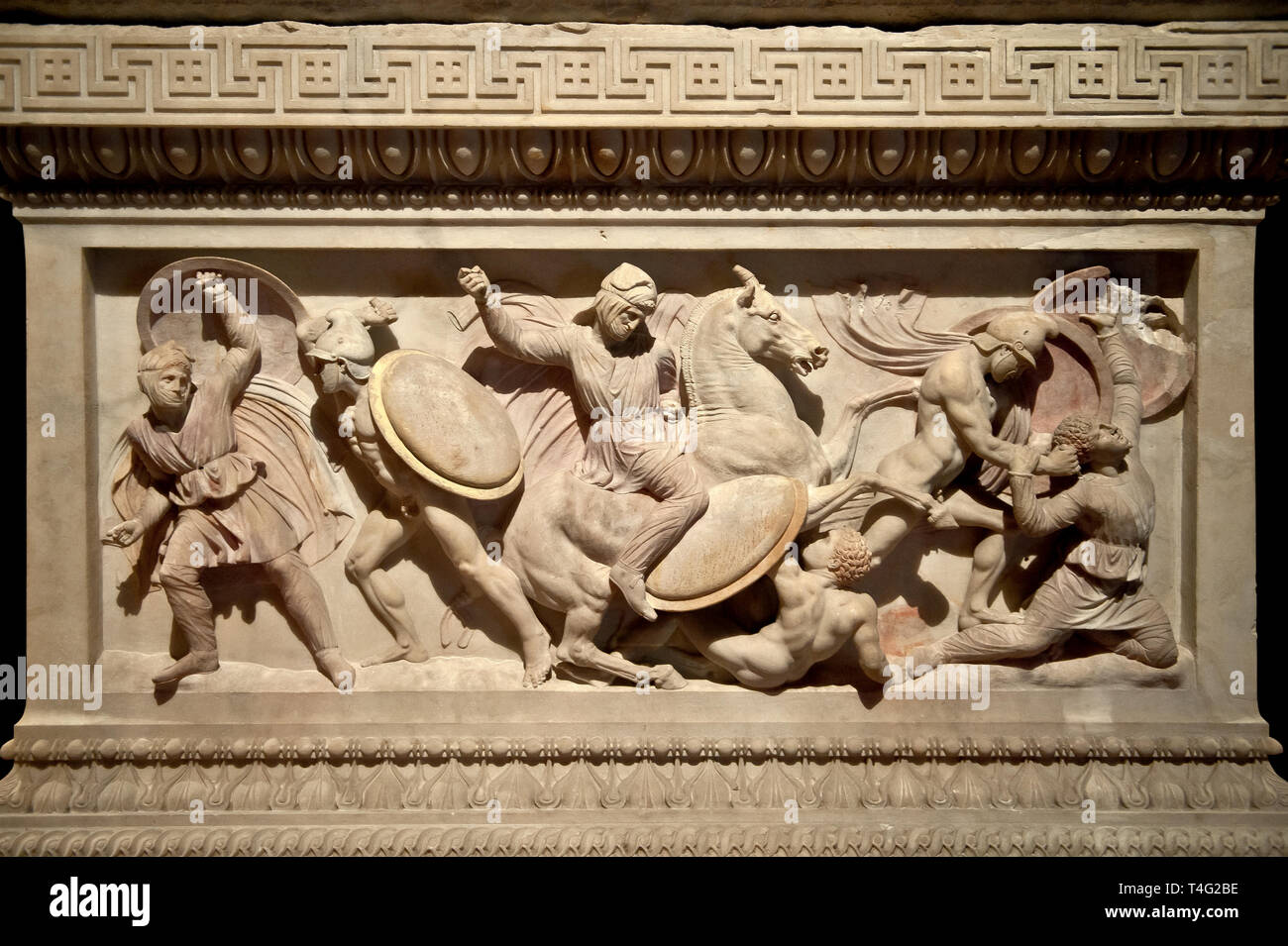 Esculturas en relieve griego de una batalla de Alejandro Magno ( Alejandro III de Macedonia )4 ciento BC. Sarcófago de mármol Pentelic parido desde la R Foto de stock
