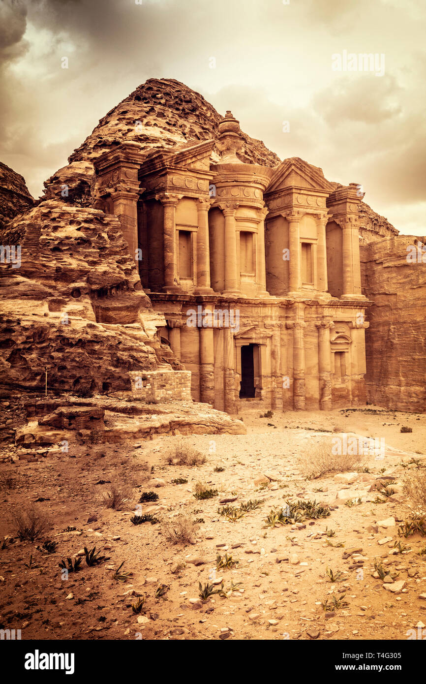 Vista del legendario monasterio oculto por las colinas rocosas donde es excavado. Nabataean tumba. Situado en la pintoresca ciudad ​​of Petra (Jordania). Foto de stock