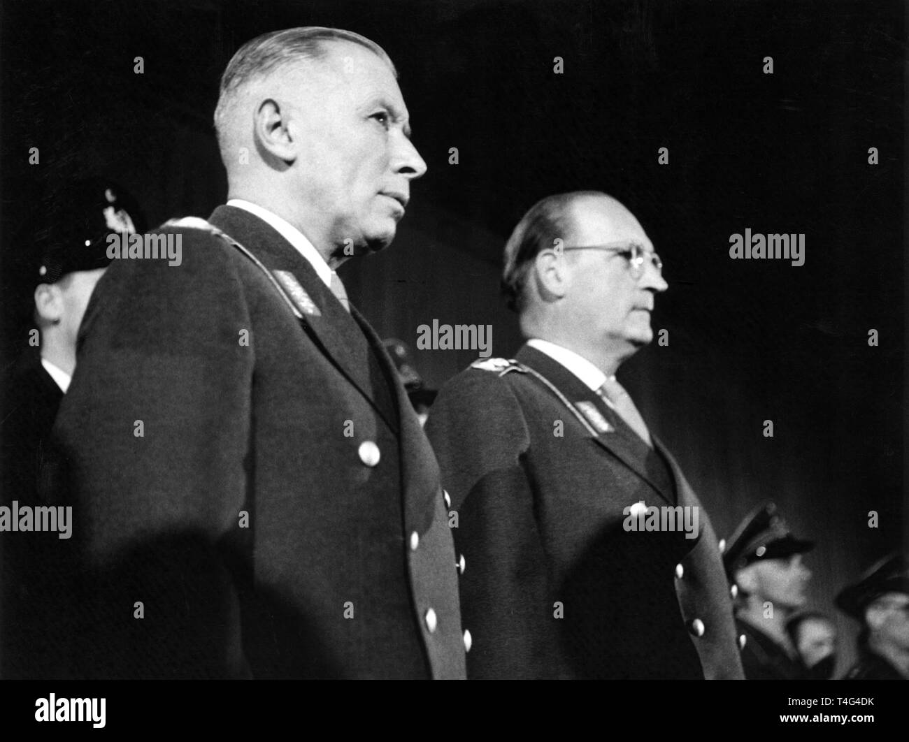 General Adolf Heusinger (l) y el General Hans Speidel durante la ceremonia. Ministro de Defensa Blank presentó el 12 de noviembre de 1955 en Bonn (Alemania) el certificado de nombramiento a los primeros 101 voluntarios de la Bundeswehr recién establecidos. Uso | en todo el mundo Foto de stock