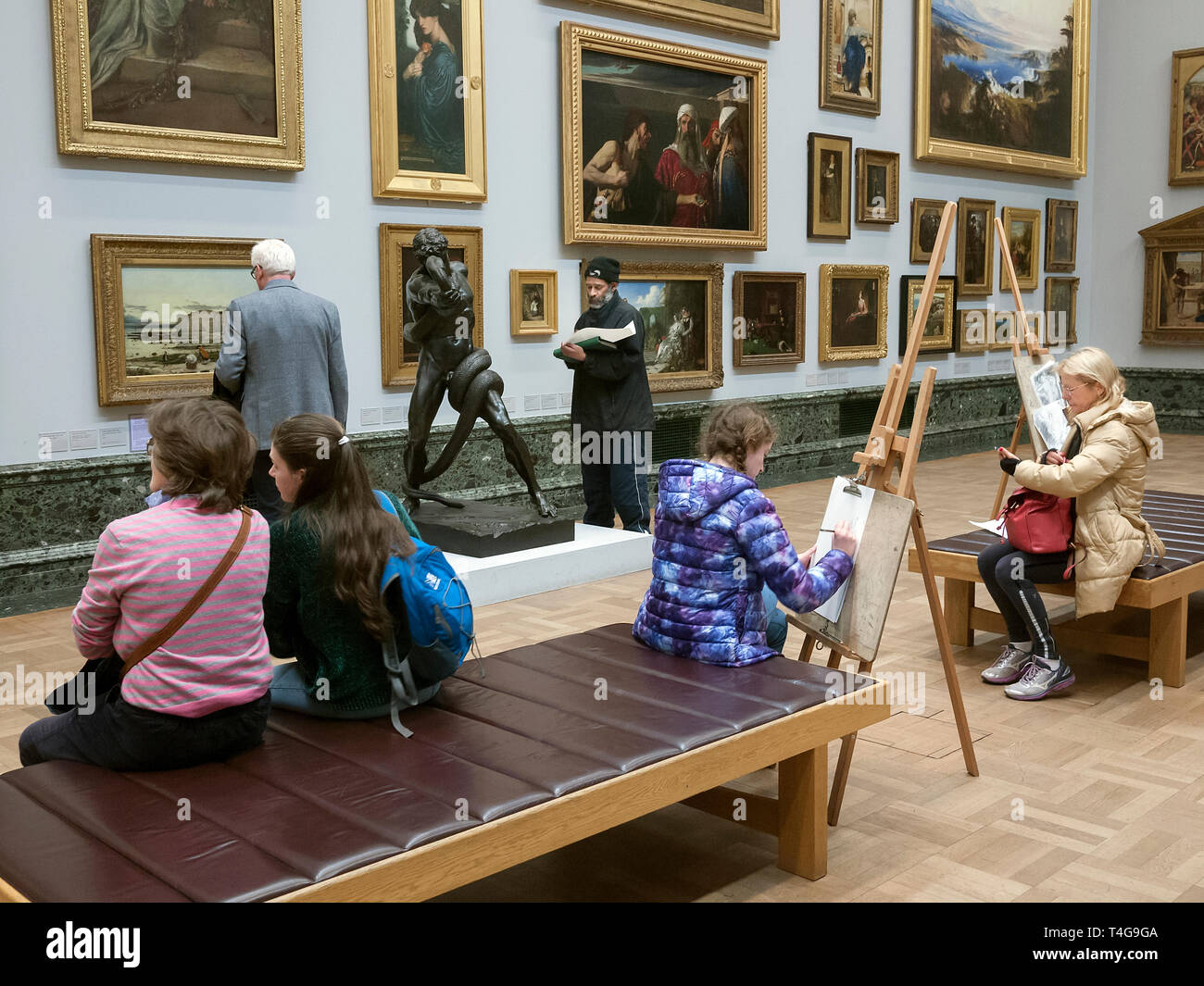 Los jóvenes visitantes a una galería de arte en Londres, Gran Bretaña. Foto de stock
