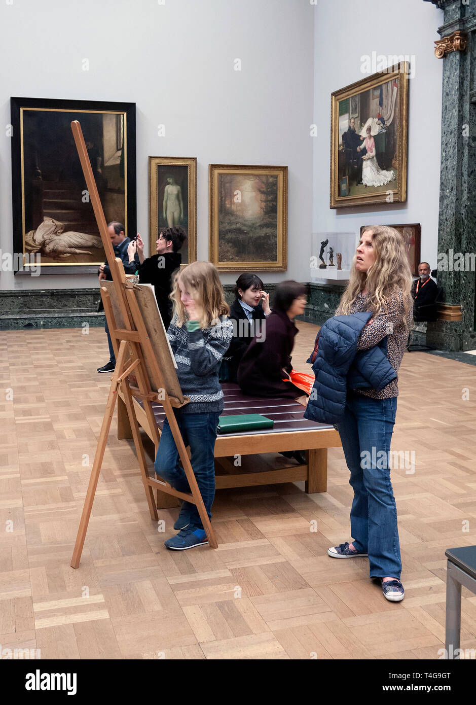 Los jóvenes visitantes a una galería de arte en Londres, Gran Bretaña. Foto de stock
