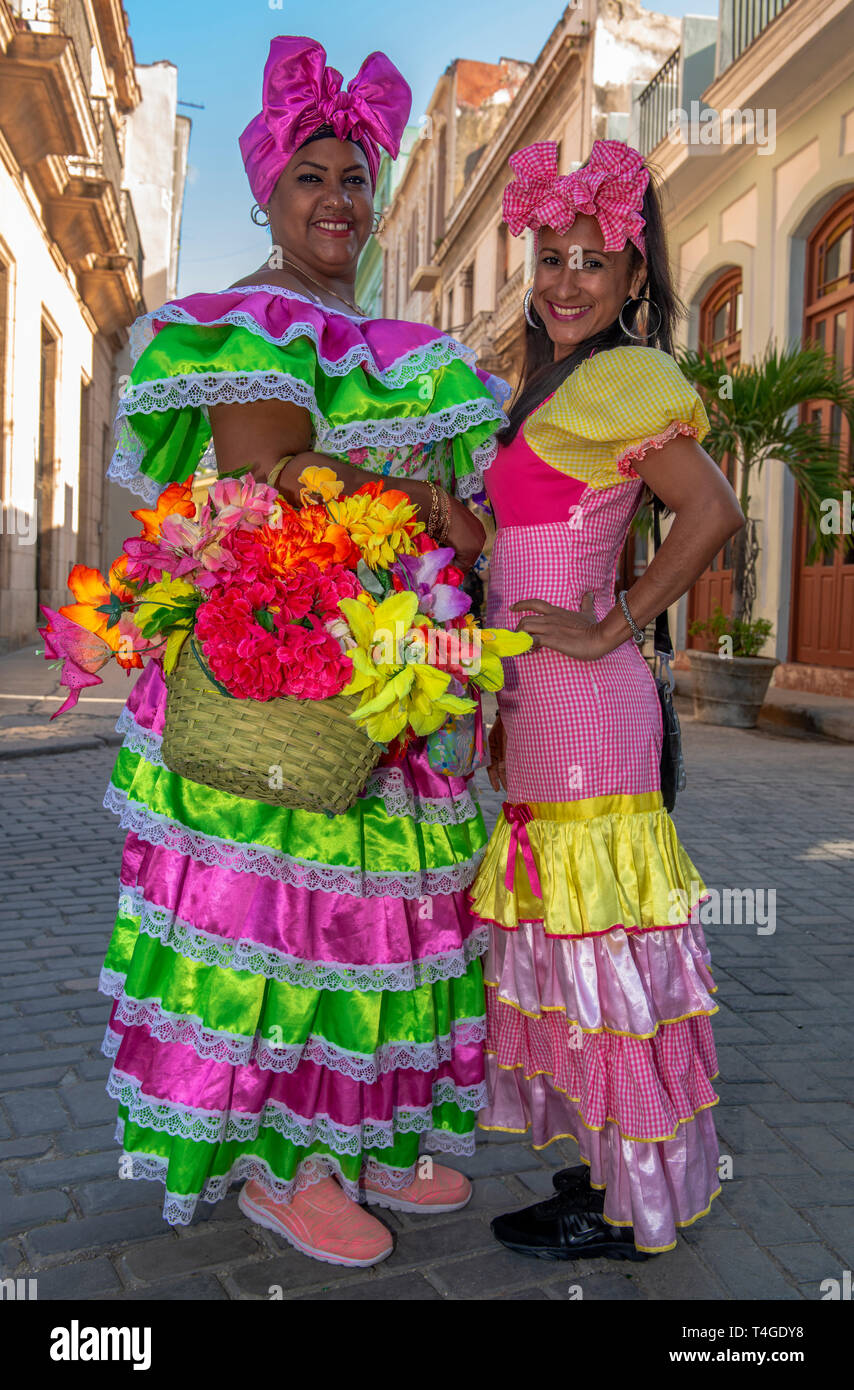 Mujer cubana en traje tradicional fotografías e imágenes de alta resolución Alamy