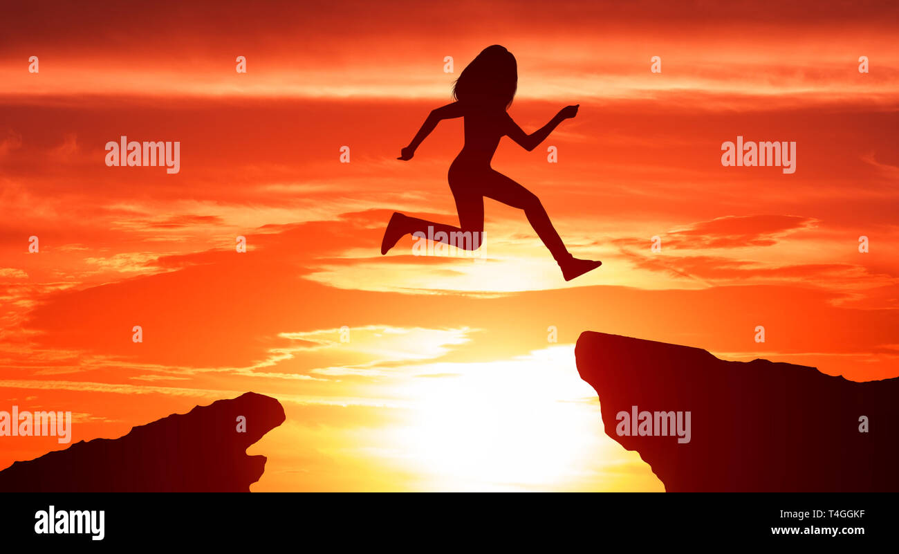 Llegar A La Meta Silueta De Mujer Saltando Sobre Las Montanas Fotografia De Stock Alamy