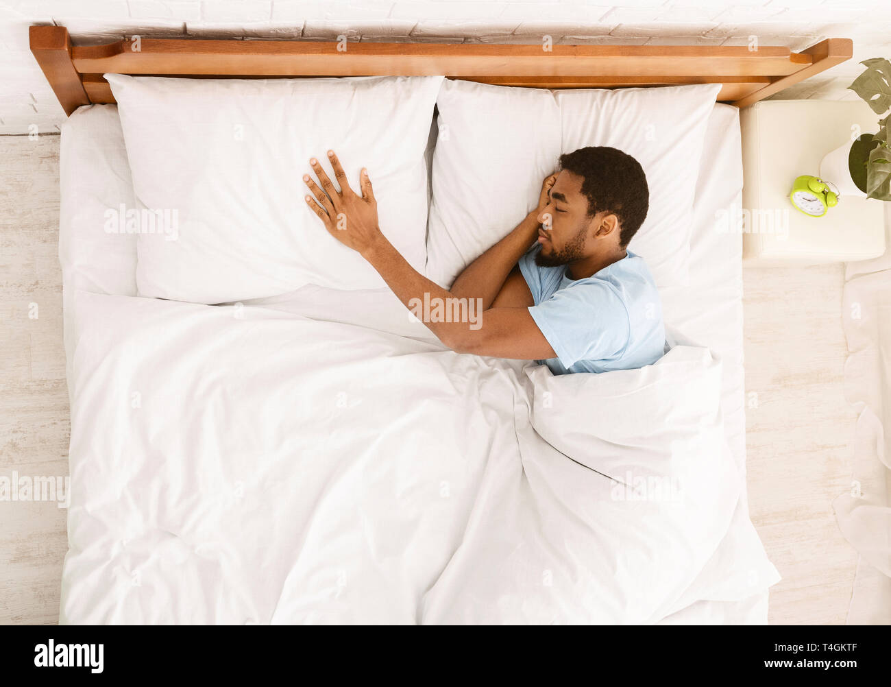 Hombre en cama doble solo fotografías e imágenes de alta resolución - Alamy