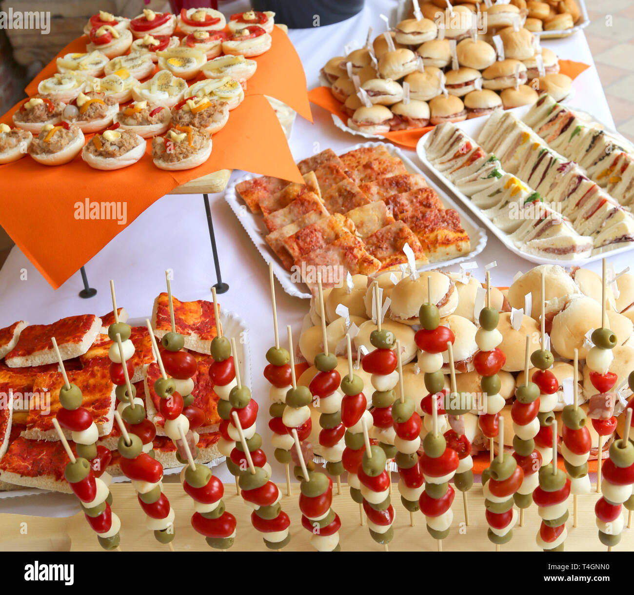 Bocadillos y alimentos sabrosos en la mesa de restaurante para cenas de  boda Fotografía de stock - Alamy