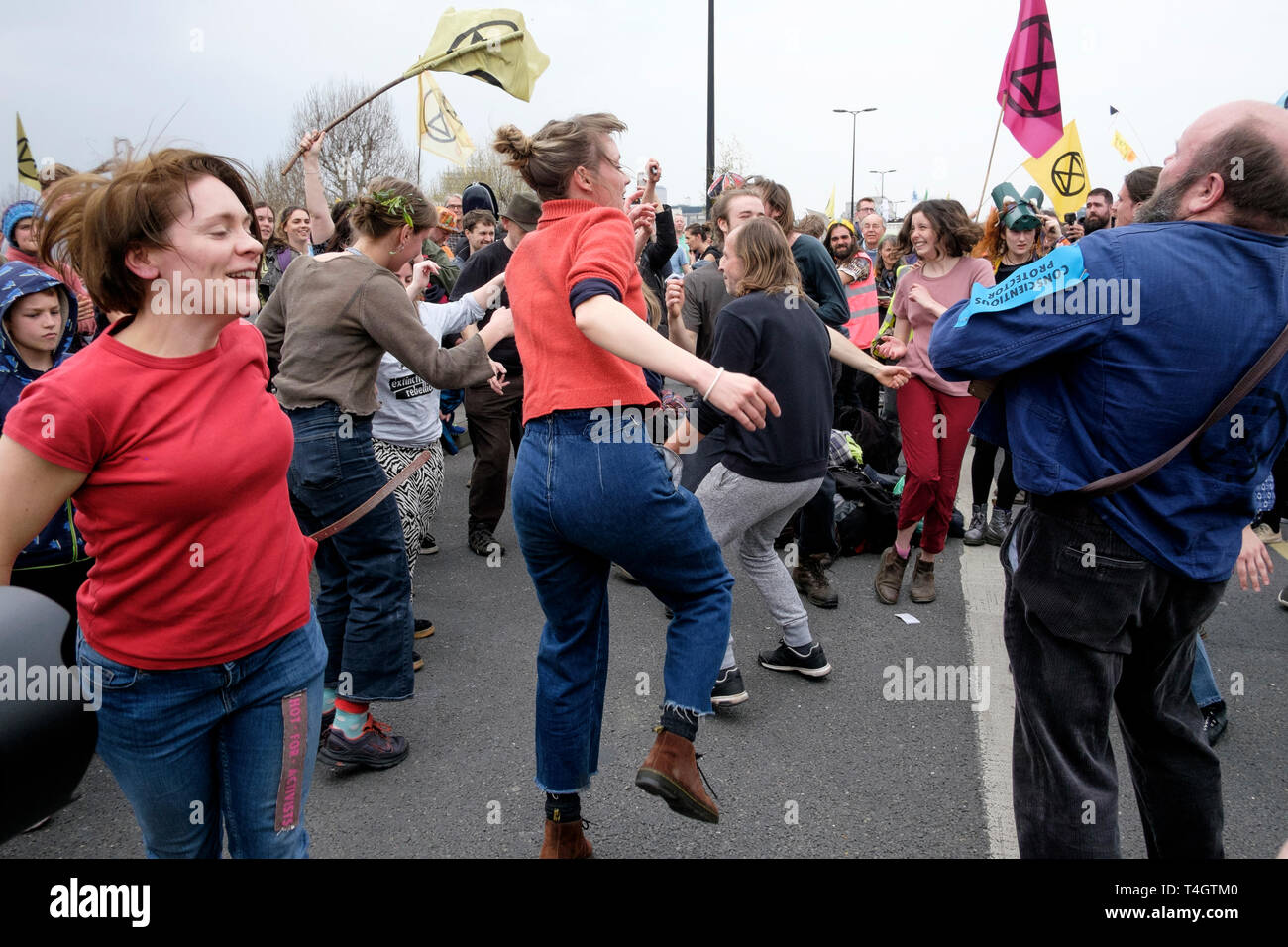 Extinción rebelión activistas ambientales ocupan Waterloo Bridge, Londres. Un festival espíritu en evidencia durante la ocupación. Foto de stock