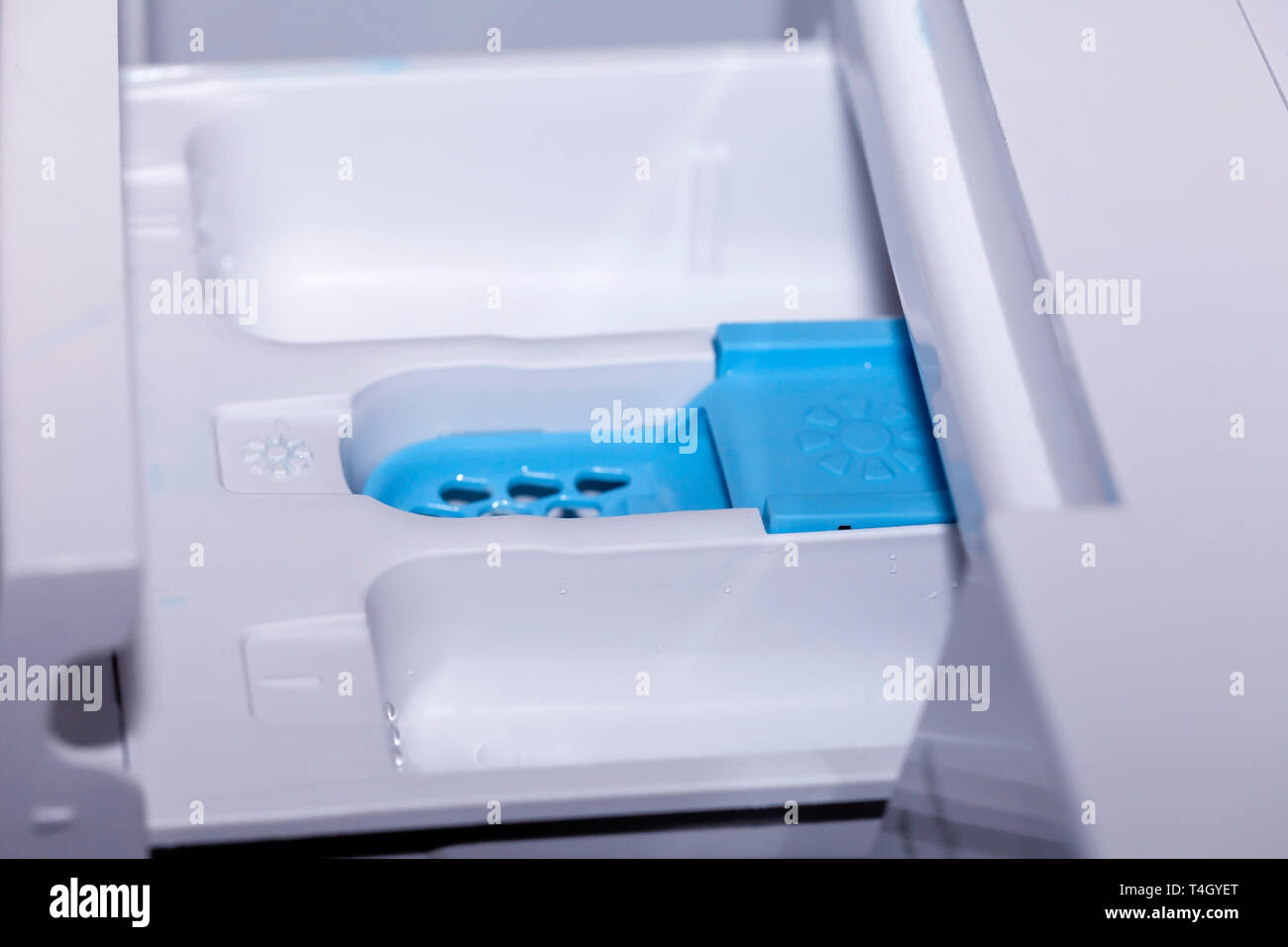 Detalle de los compartimentos para poner el detergente, suavizante y  blanqueador en una lavadora automática Fotografía de stock - Alamy