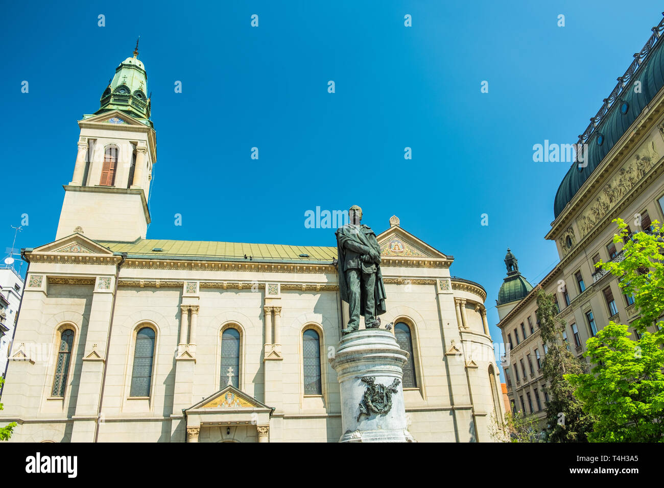 Zagreb, Croacia, Flores, el monumento de la plaza poeta croata Petar Preradovic y la iglesia ortodoxa serbia y moderno edificio en el fondo Foto de stock
