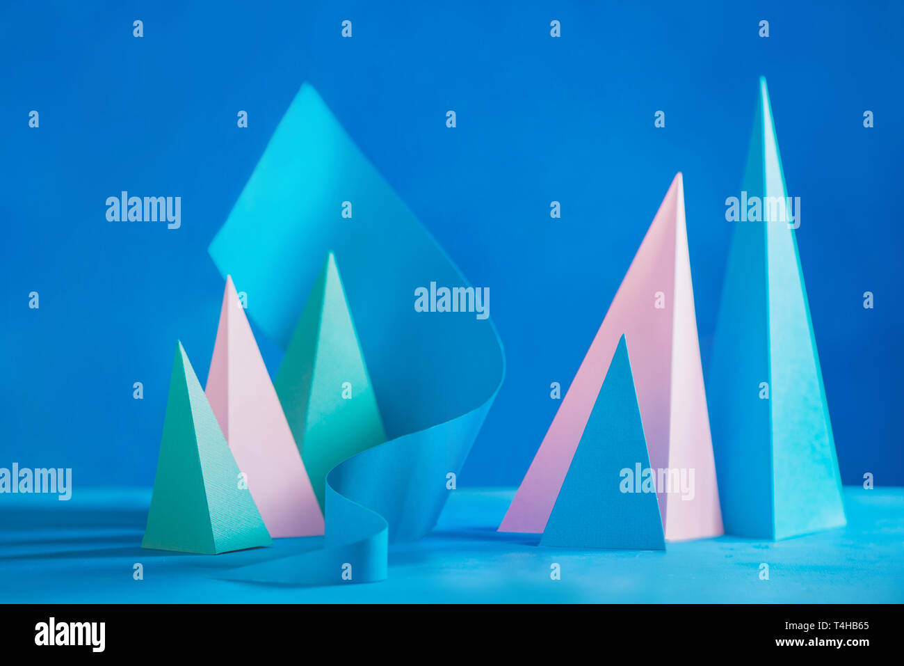 Cabezal de tono pastel abstracto. Origami papercraft escultura en tonos pastel. Plantilla de diseño vibrante con formas modernas y copie el espacio Foto de stock