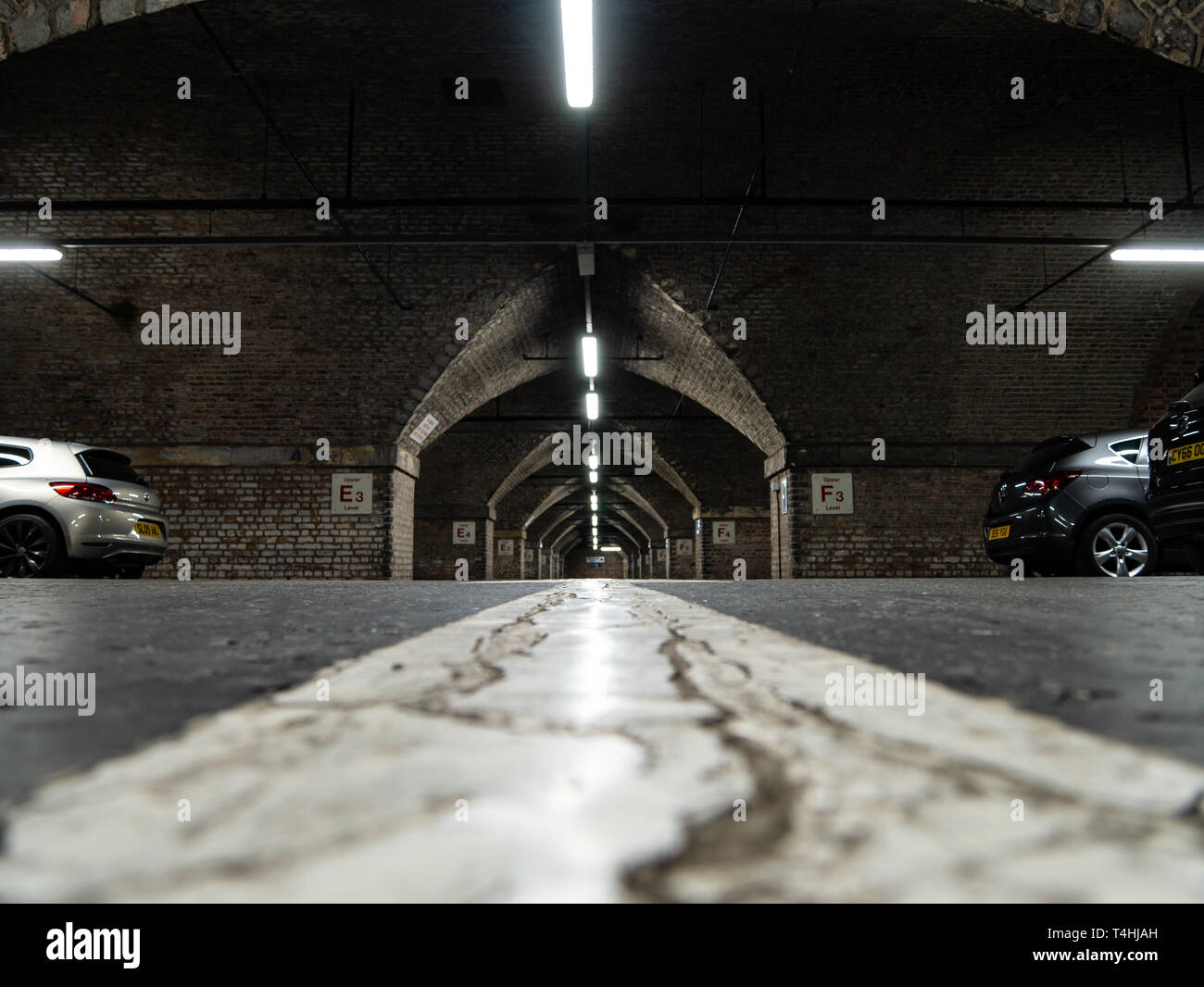 Nivel bajo Vista, aparcamiento subterráneo, Manchester, Reino Unido Foto de stock