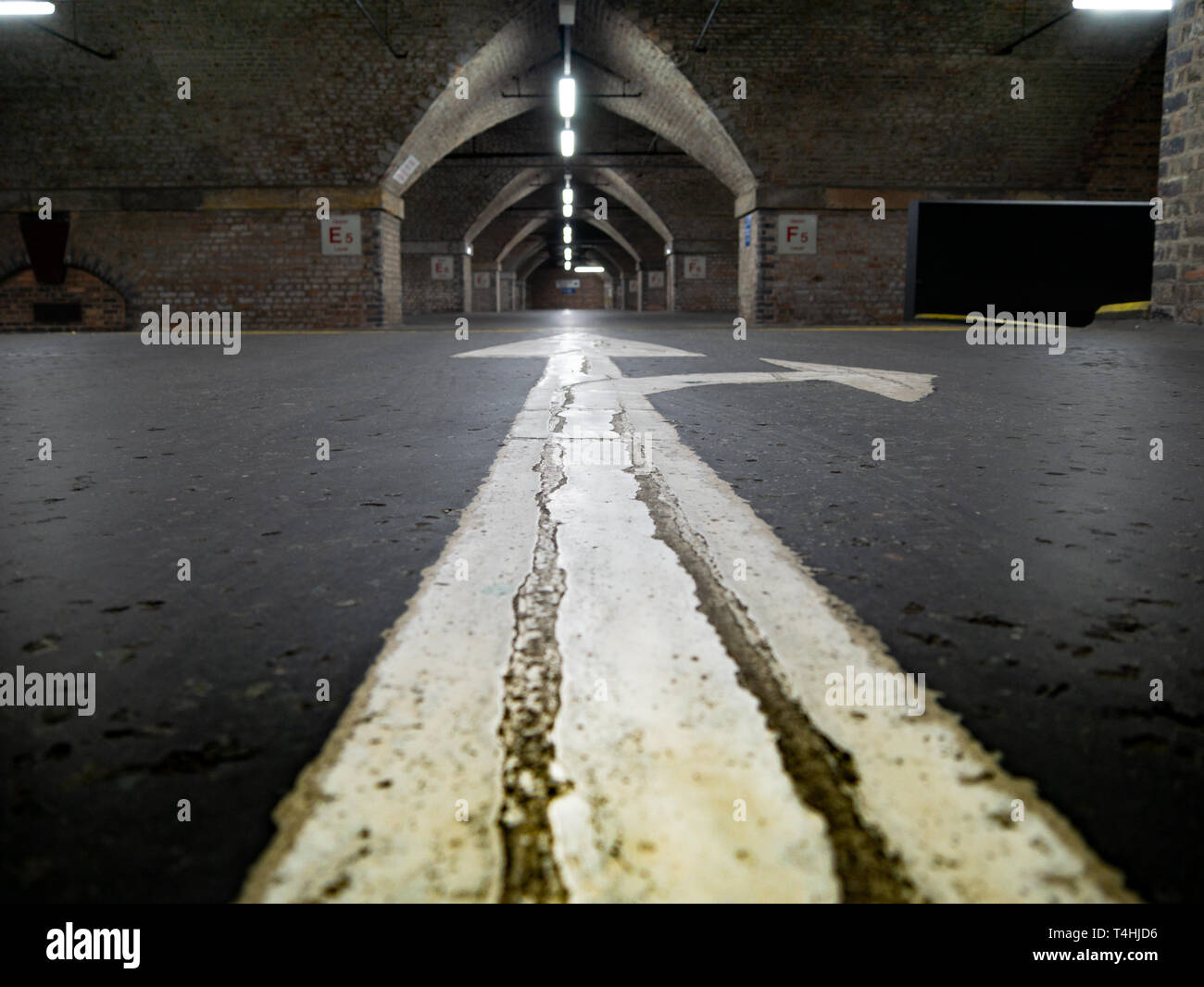 Nivel bajo Vista, aparcamiento subterráneo, Manchester, Reino Unido Foto de stock