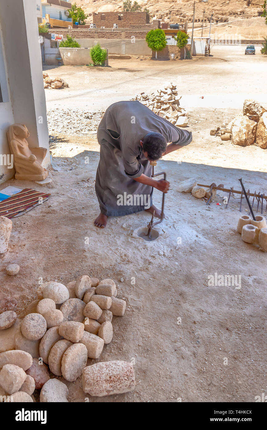Artesanos egipcios taladrar un orificio cilíndrico en piedra de granito  para hacer un buque Fotografía de stock - Alamy