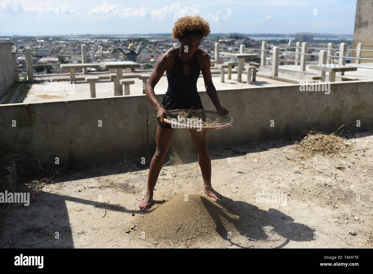 04 de abril de 2019, Brasil, Rio de Janeiro: Tuany Nascimento es la  preparación de material para la construcción de una pequeña casa para su  proyecto 'Na Ponta dos pes' (con los
