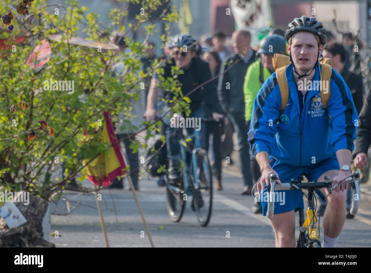 Londres, Reino Unido. 17 Abr 2019. Los viajeros tienen la experiencia de extraños pasando el puente recién reverdecerse - Mañana en Waterloo puente ve el campamento despierto y de pasajeros que hacen su progreso a pie o en bicicleta, cruzando el río - Día 3 - manifestantes de extinción rebelión bloquear varios cruces en Londres como parte de su permanente protesta a la demanda de acción por parte del Gobierno del Reino Unido sobre el "clima chrisis'. La acción es parte de una protesta coordinada internacional. Crédito: Guy Bell/Alamy Live News Foto de stock