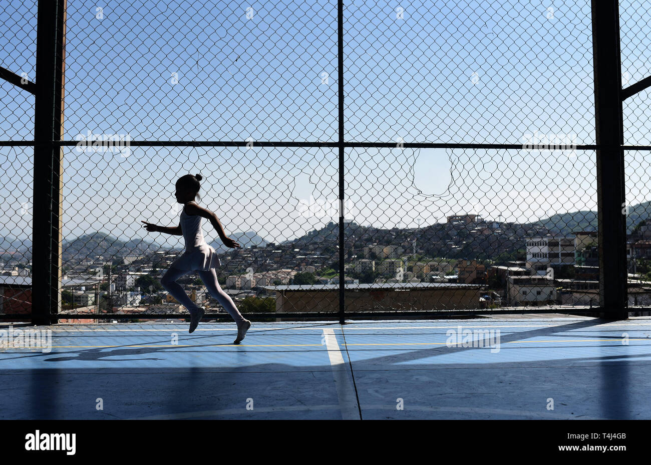 04 de abril de 2019, Río de Janeiro, Brasil: una niña en un traje de ballet  corre a la clase de ballet en la favela Morro do Adeus. Las lecciones son  parte