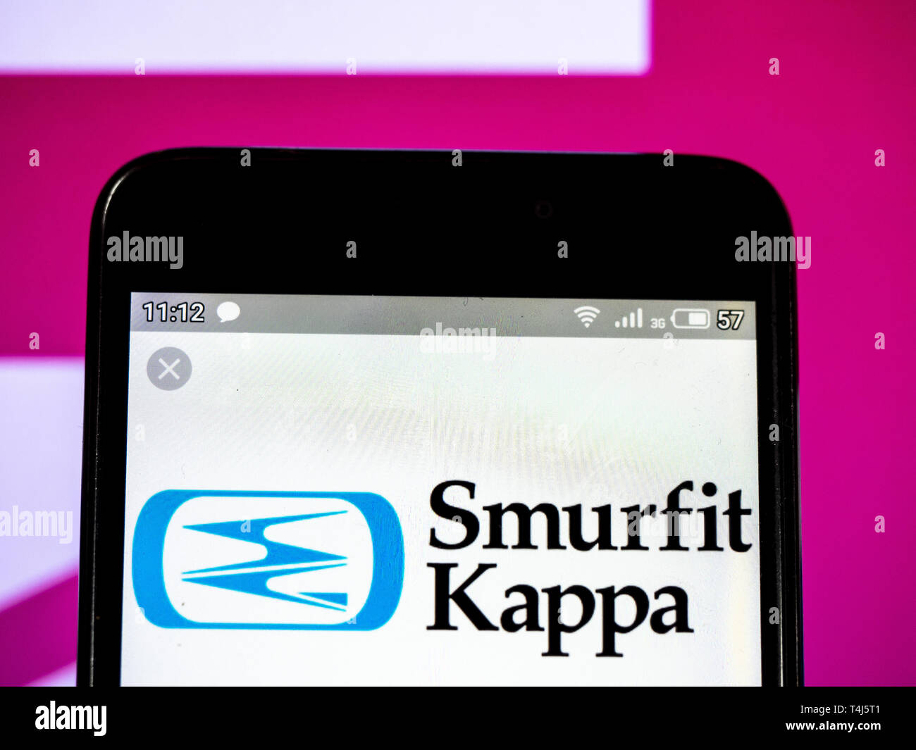 Ucrania. 17 abr, 2019. En esta foto ilustrativa una Smurfit Kappa Group  visto logotipo mostrado en un teléfono inteligente. Crédito: Igor Golovniov  SOPA/Images/Zuma alambre/Alamy Live News Fotografía de stock - Alamy