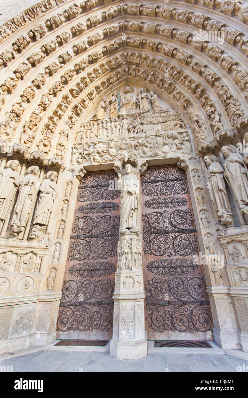 Catedral de Notre Dame de la fachada occidental antes de 2019 Fire Foto de stock