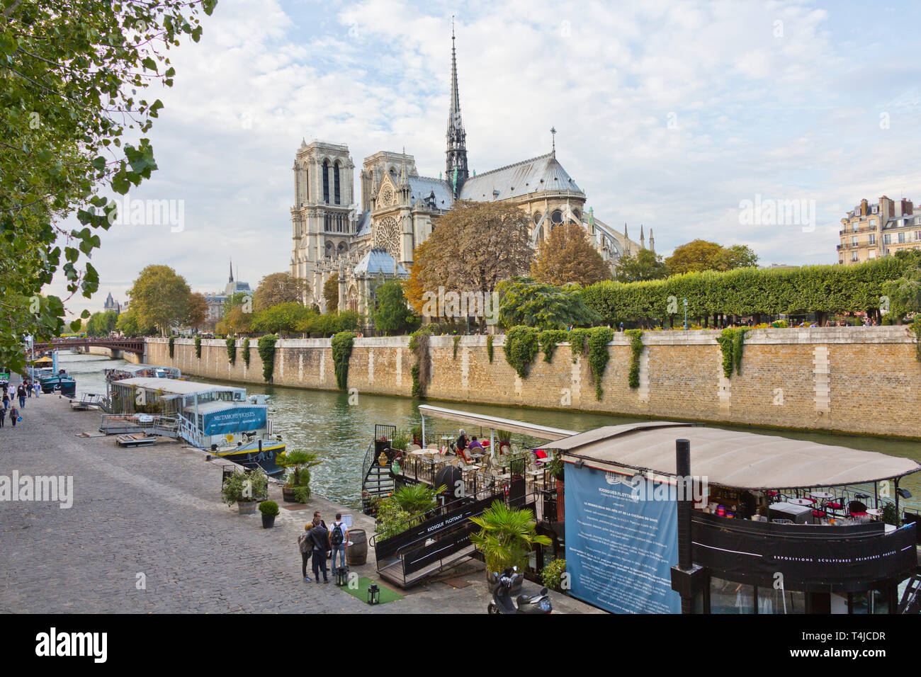 Notre Dame de Paris, con la Flèche, vista desde el Pont de l'Eveche, París, Francia. Antes de 2019 el fuego Foto de stock