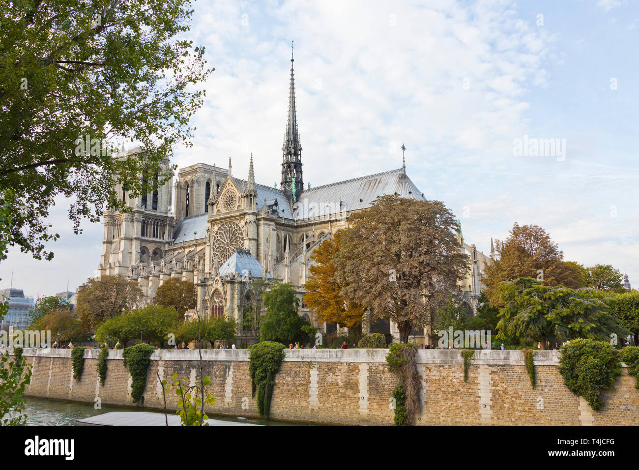 Notre Dame de Paris, con la Flèche, vista desde el Pont de l'Eveche, París, Francia. Antes de 2019 el fuego Foto de stock