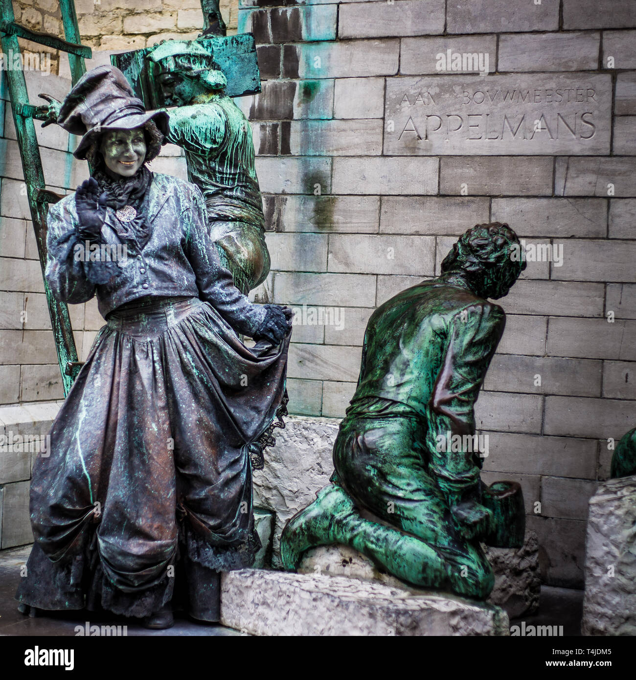 Amberes, Bélgica. Ejecutante de la calle fingiendo ser una estatua. Foto de stock
