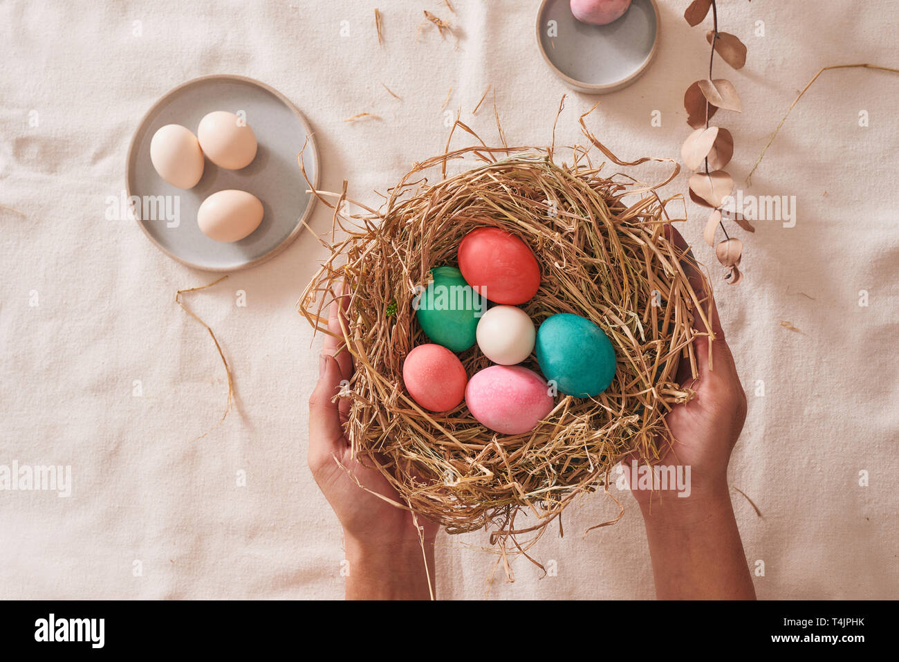 Huevo de Pascua hermoso multi color de paja sobre fondo de madera, el día de Pascua concepto Foto de stock