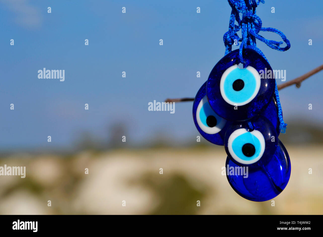 Con forma de ojo amuletos para proteger contra el mal de ojo Fotografía de  stock - Alamy