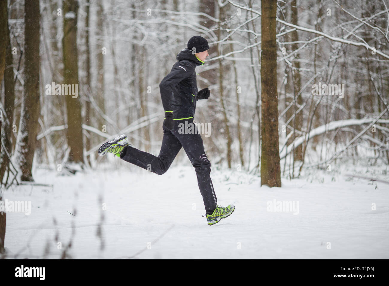 Foto del lado del hombre en ropa deportiva en correr en invierno Fotografía  de stock - Alamy