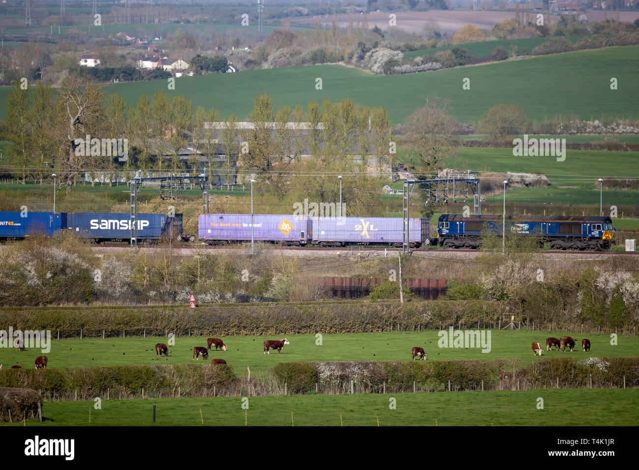 Una vista general de un tren de mercancías que pasaba cerca Wingrave en Buckinghamshire. Foto de stock
