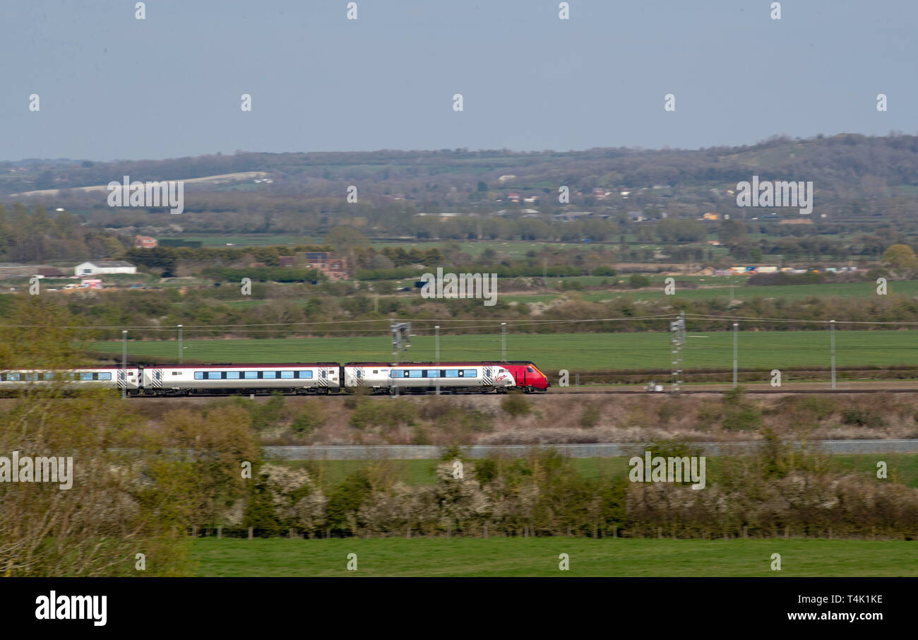 Una vista general de una clase de tren Pendolino virgen 390 pasando cerca Wingrave en Buckinghamshire. Foto de stock