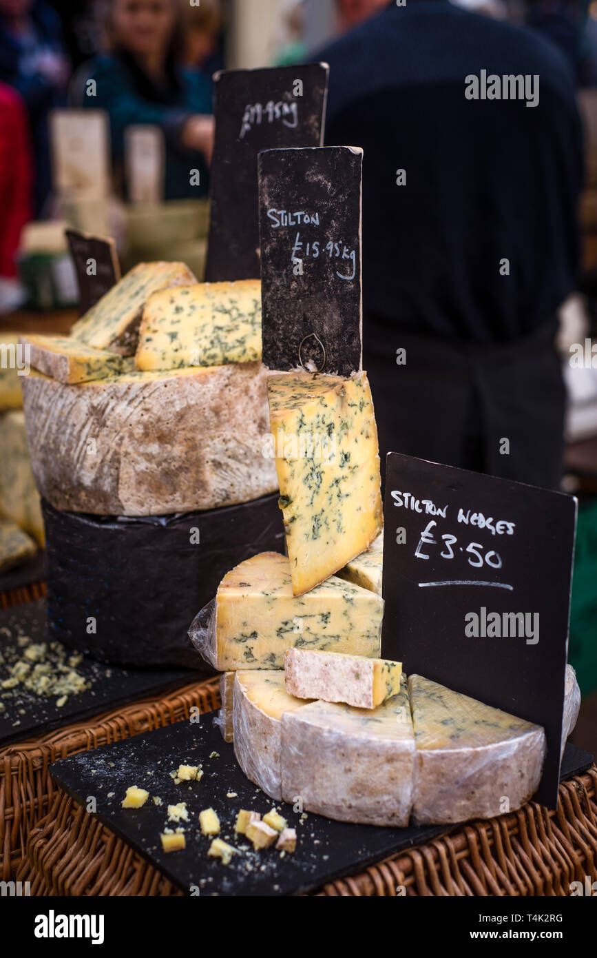 Queso para su venta en el mercado en Frome Somerset England Foto de stock