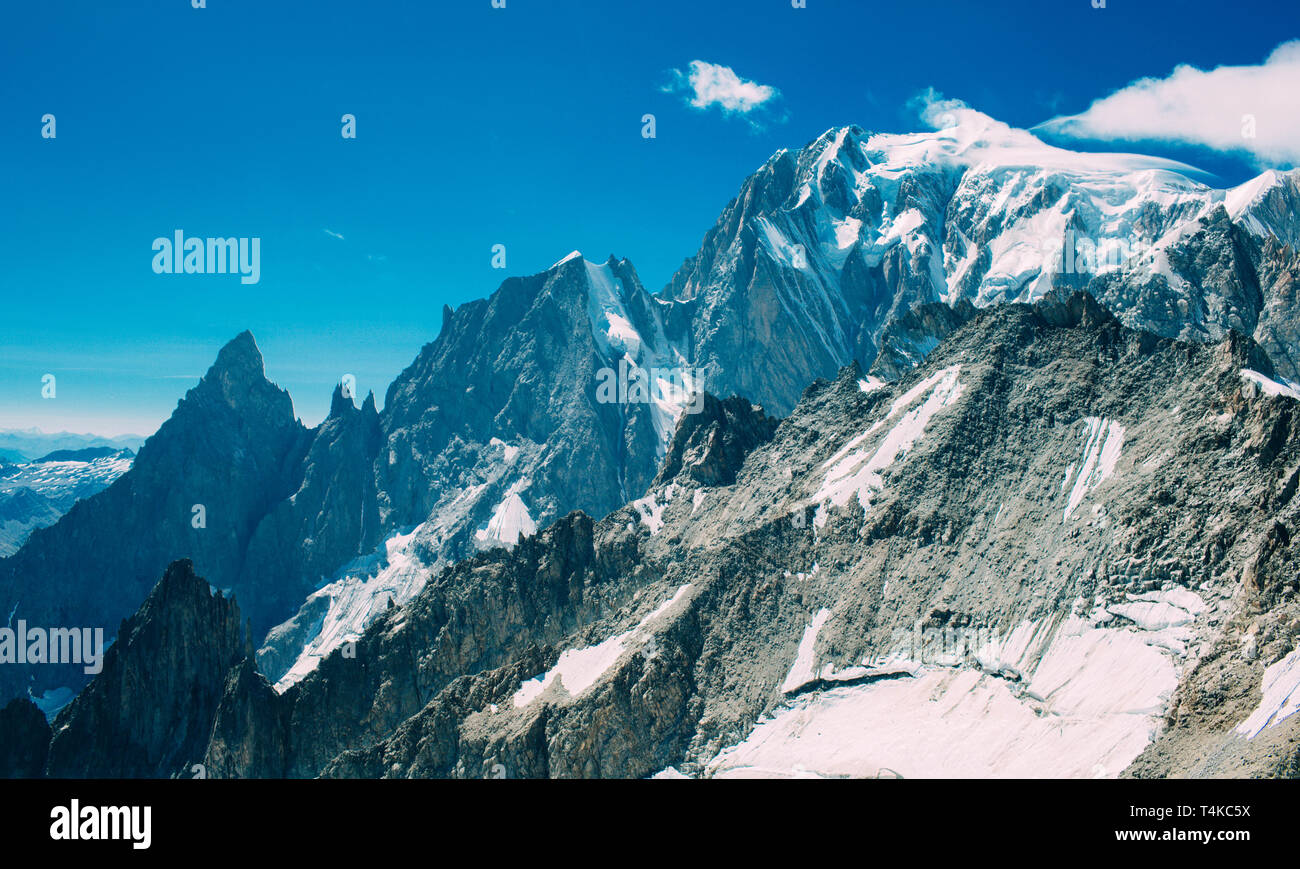 Vistas al Mont Blanc, el pico de la montaña, desde Punta Helbronner en Courmayeur, Italia Foto de stock