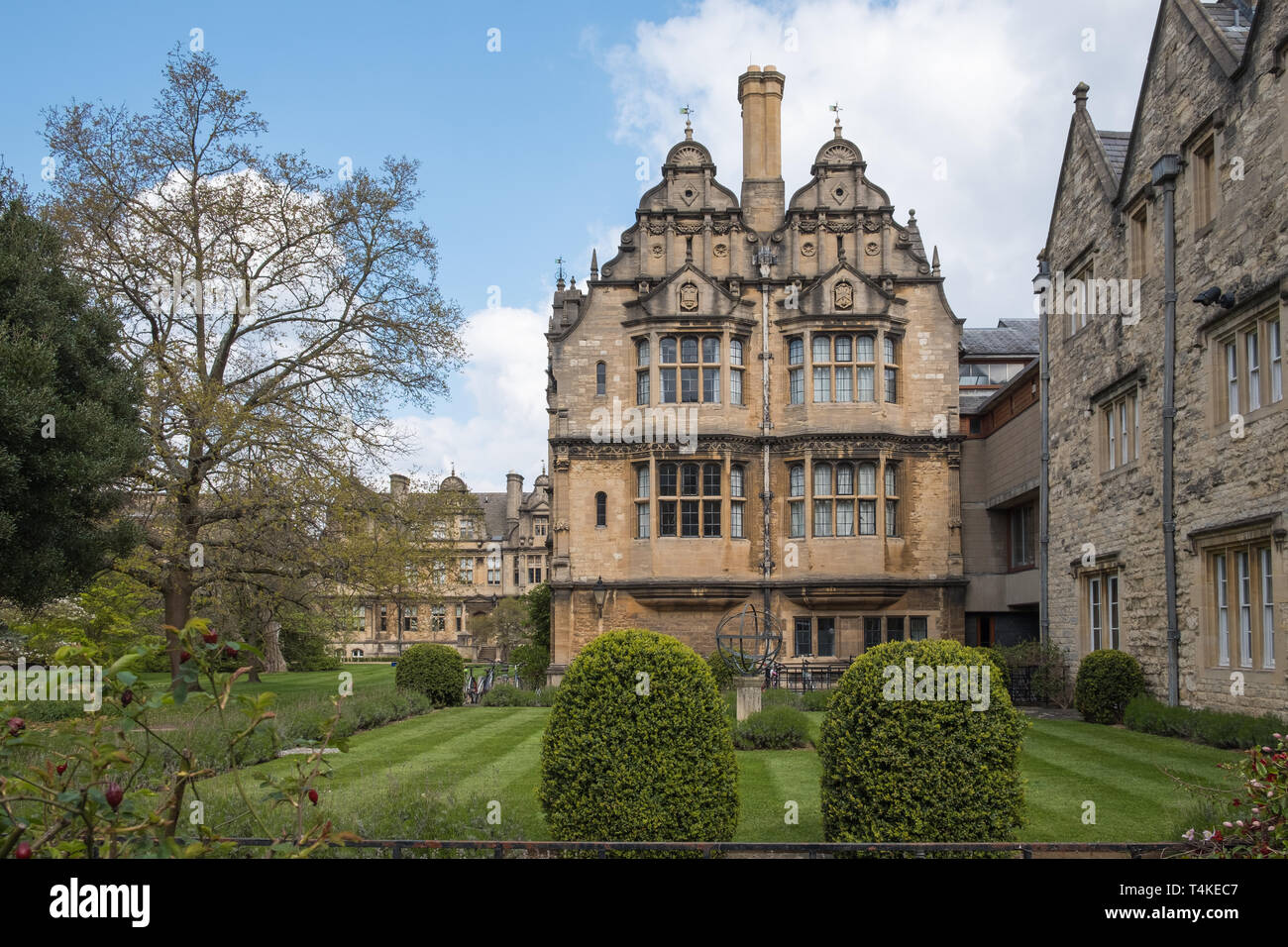Jardín ordenado en el Trinity College, Universidad de Oxford, visto desde la calle Broad Street, Oxford, Reino Unido Foto de stock