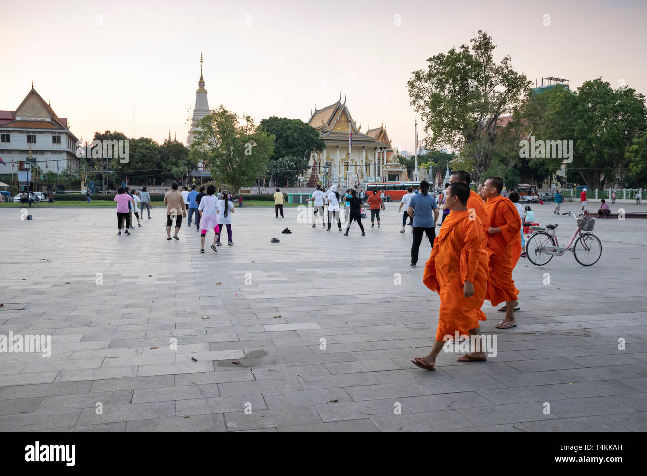 Los lugareños haciendo aerobics al atardecer en el Wat Botum Park, en Phnom Penh, Camboya, Sudeste Asiático, Asia Foto de stock