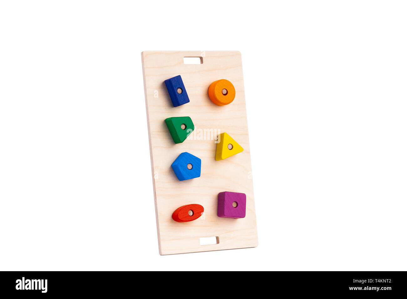 Foto de un juguete de madera para niños pequeños clasificador con detalles de madera en forma de formas geométricas (rectángulo, cuadrado, círculo, triángulo), en diferentes Foto de stock