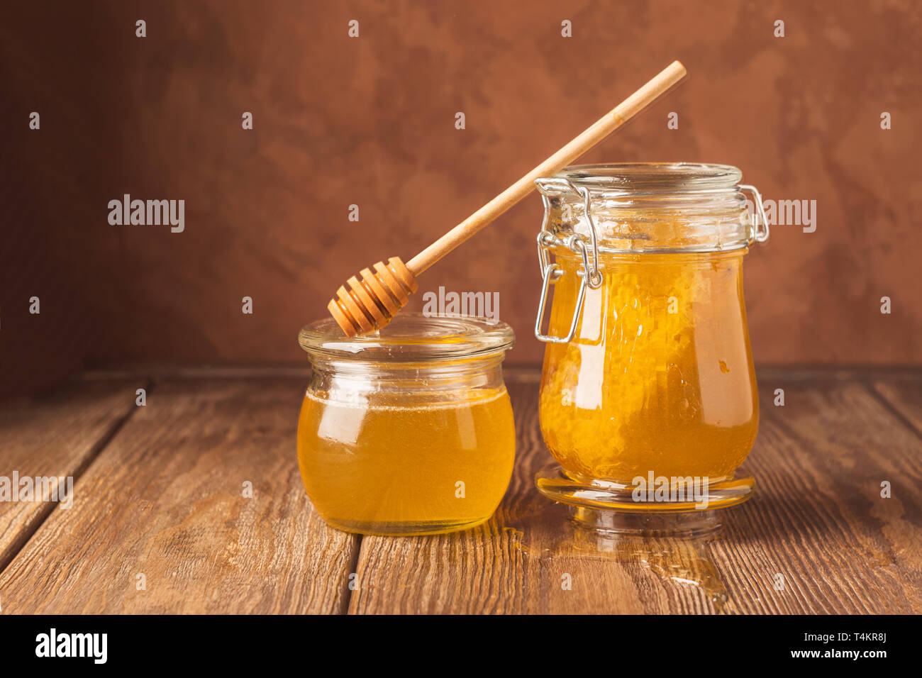 Miel de abeja en diferentes frascos de vidrio en el fondo de la tabla de  madera. El concepto de productos naturales. Copie el espacio Fotografía de  stock - Alamy