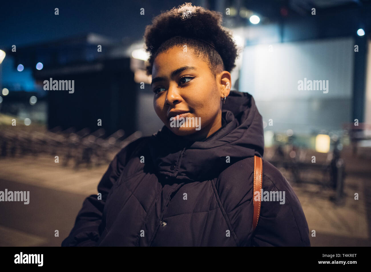 Chica negra posando en la calle y mirando hacia el futuro - indipendence, expresividad, juventud Foto de stock