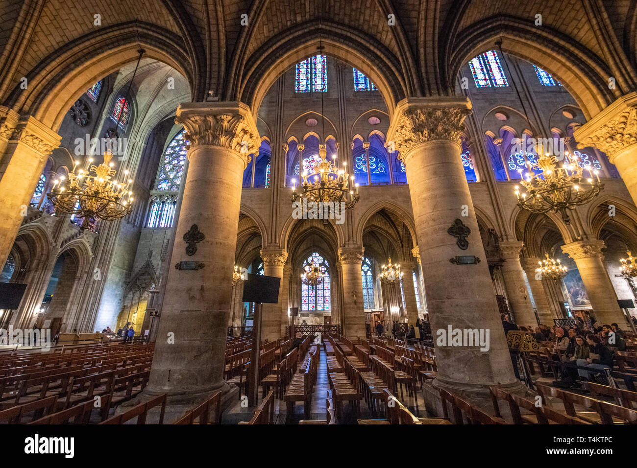 https://c8.alamy.com/compes/t4ktpc/interior-de-notre-dame-de-paris-catedral-gotica-medieval-en-paris-francia-pocas-semanas-antes-de-la-destruccion-por-el-fuego-t4ktpc.jpg