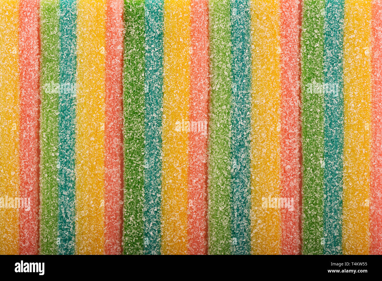Vista superior en textura de fondo y coloridos caramelos de regaliz. Espacio para copiar texto. Foto de stock