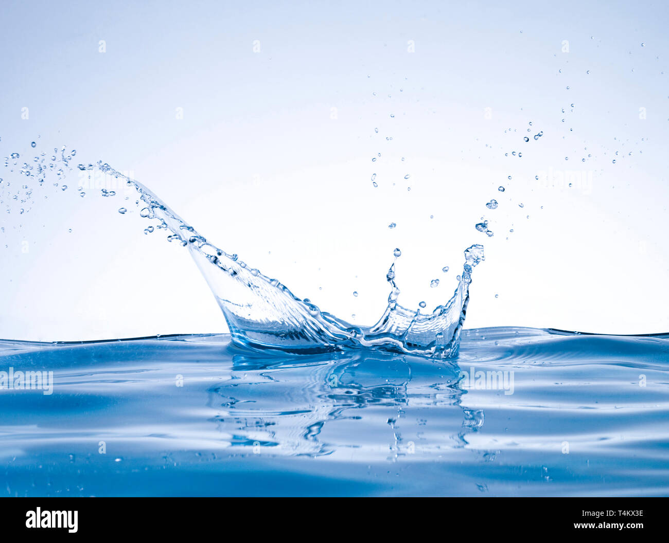 Blue Water Splash corona sobre la superficie del agua de forma aislada sobre fondo blanco, Foto de estudio de gran tamaño y resolución Foto de stock