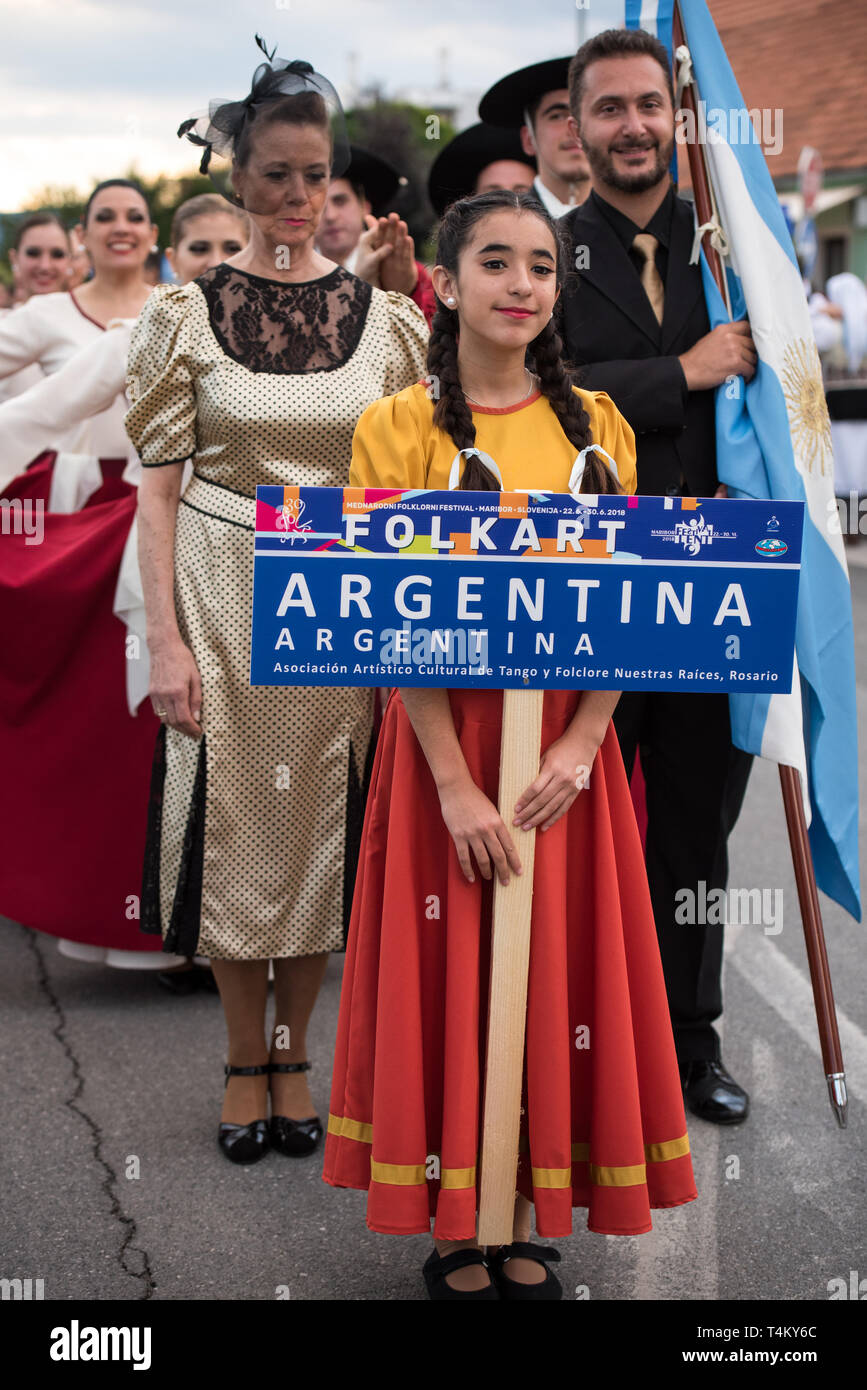 Los miembros de la asociación Artístico Cultural de Tango y Folclore Nuestras Raíces desde Rosario, Argentina durante la procesión en el 30 Festival Internacional de Folclore Folkart CIOFF, folclore sub-Festival Festival de Cuaresma, uno de los festivales al aire libre más grande de Europa. Folkart, Festival Lent, Maribor, Eslovenia, 2018. Foto de stock