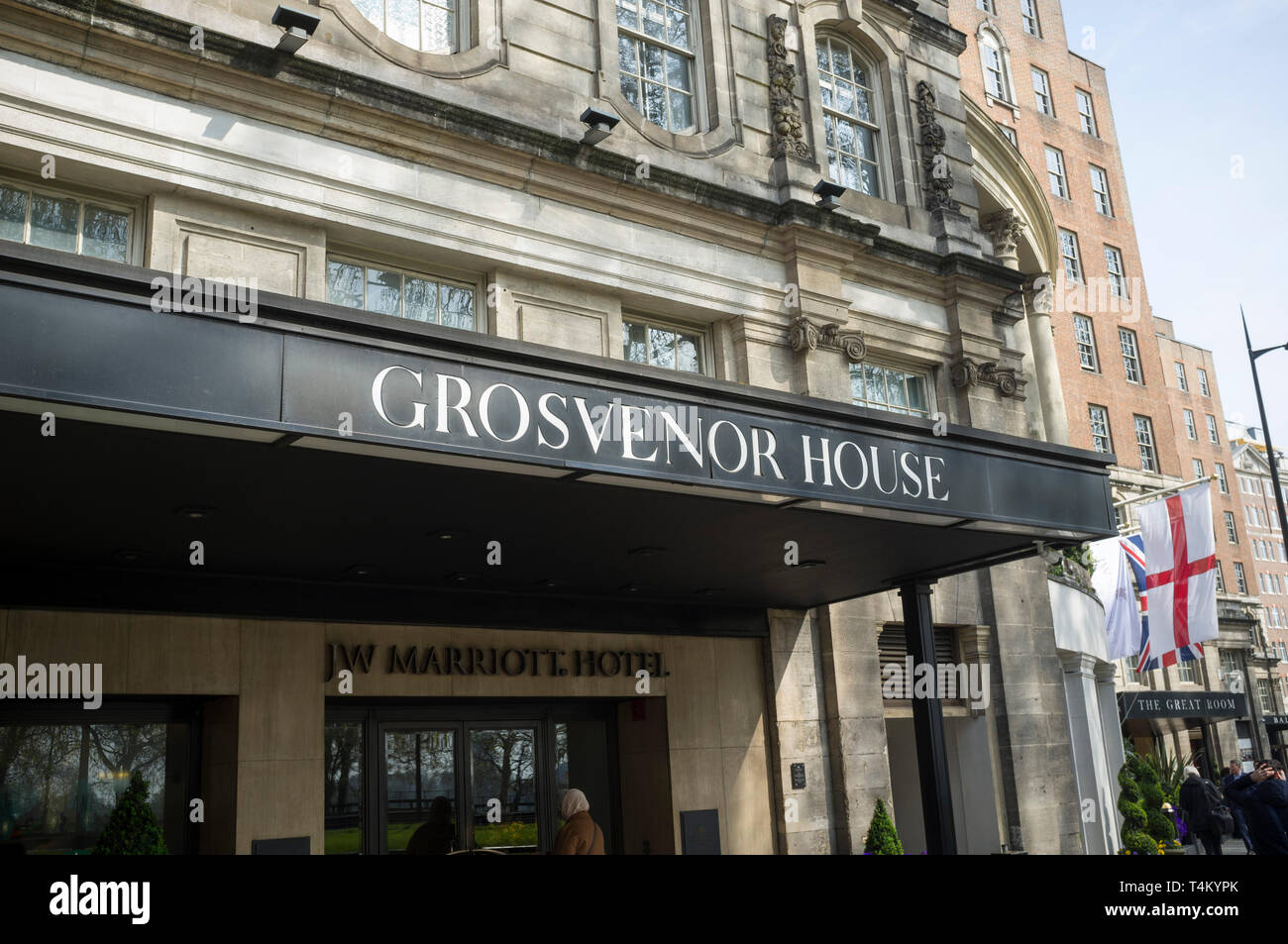 Gosevenor House, un hotel JW Marriot en Park Lane, Londres con Union Jack & bandera de San Jorge Foto de stock