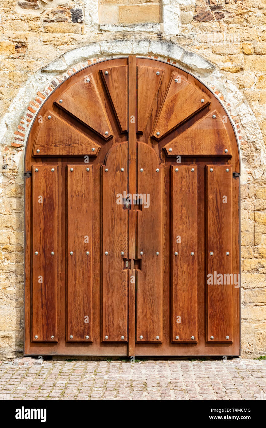 Puerta de madera en forma de arco para entrar en la iglesia antigua  Fotografía de stock - Alamy