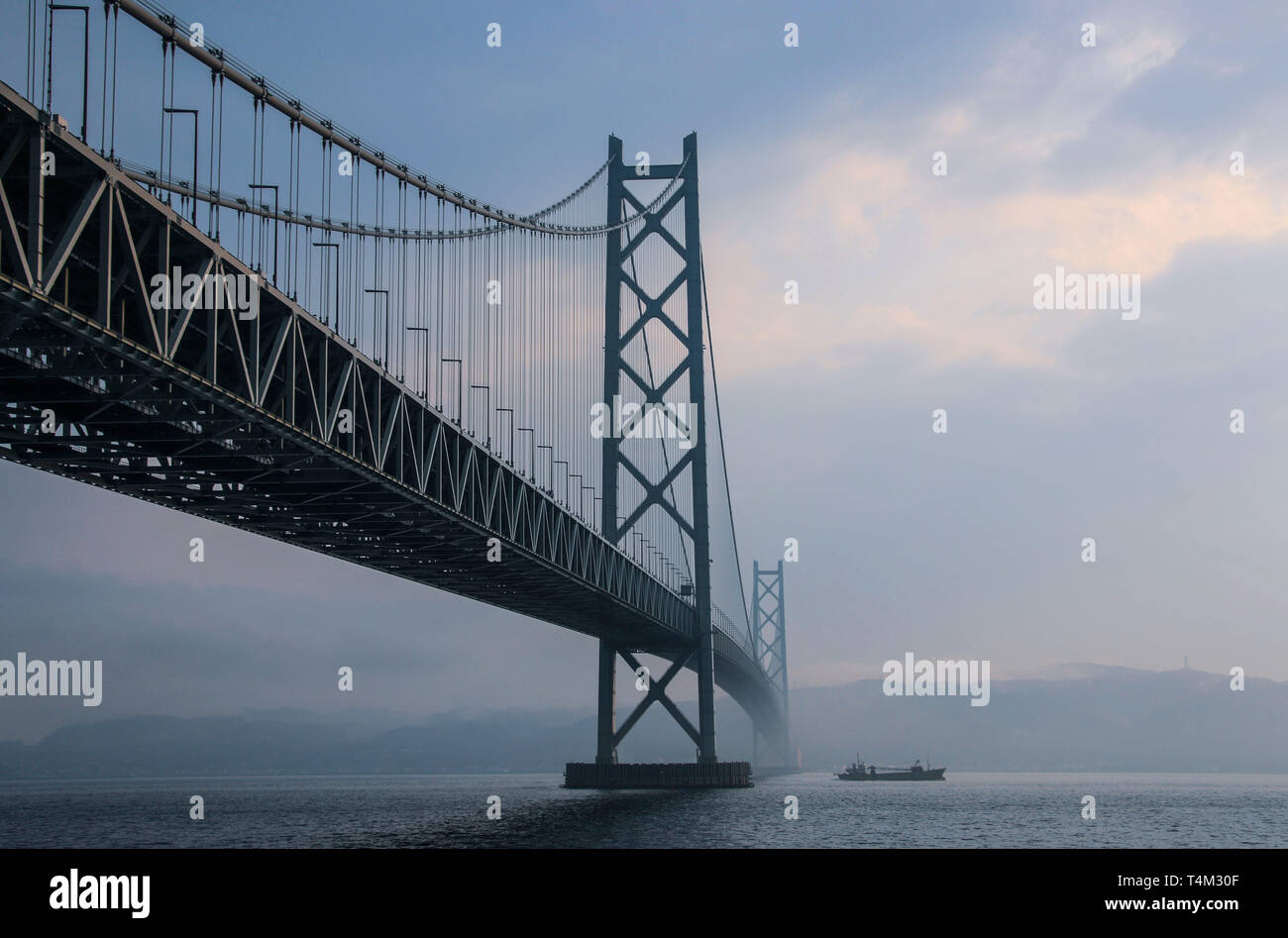 KOBE, JAPÓN - Marzo 30, 2019: Puente Akashi Kaikyo spanning el Mar Interior de Seto desde Awaji Island a Kobe, Japón. Foto de stock